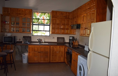 Arthurs Seat House | Three Bedroom Bungalow with Swimming Pool, 3/4 Acre of Land, Sleeps 7