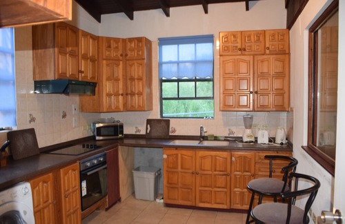 Arthurs Seat House | Three Bedroom Bungalow with Swimming Pool, 3/4 Acre of Land, Sleeps 7