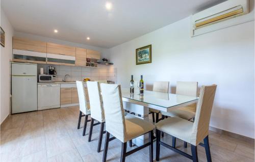 Neoric House | Three-Bedroom Holiday Home In Neoric