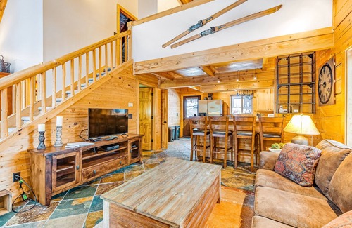 Hyak Cabin | Three-story rural cabin + loft w/private washer/dryer, deck, & high-speed WiFi