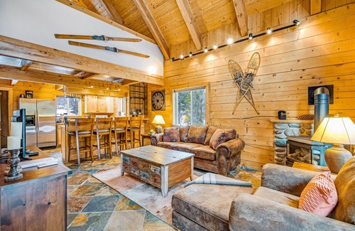 Hyak Cabin | Three-story rural cabin + loft w/private washer/dryer, deck, & high-speed WiFi