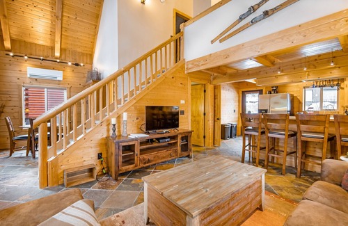 Hyak Cabin | Three-story rural cabin + loft w/private washer/dryer, deck, & high-speed WiFi