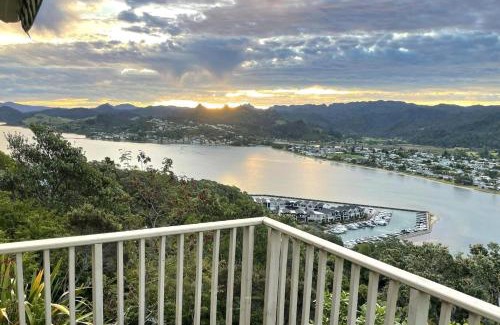 Tairua House | Tideview Cottage - Incredible Views - Tairua