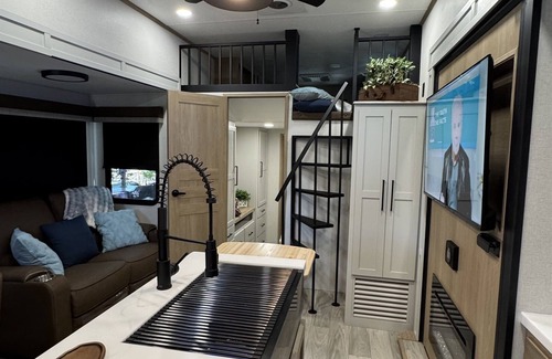 River Ranch RV Rental | Tiki "Glamping" unit fully stocked RV w/golf cart