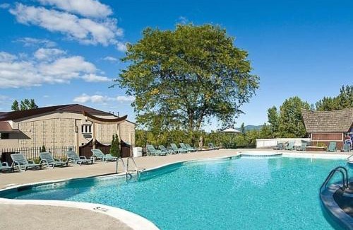 Lake George Resort | Tiki Resort - Lake George