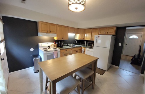 Lynchburg House | Timberlake Rd 7 mins to L.U. Terrific Townhome