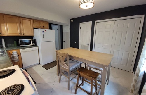 Lynchburg House | Timberlake Rd 7 mins to L.U. Terrific Townhome