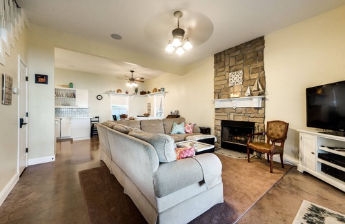 Bridgeport House | Time to Relax! Waterfront! Unbelievable sunrise!