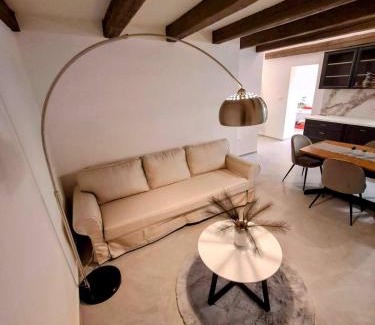 Ustrine Apartment | Tina's Sunset Haven