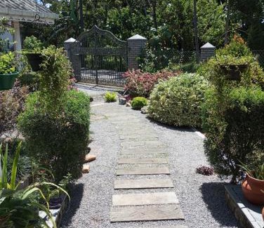 Homagama House | Tiny Art House with Garden