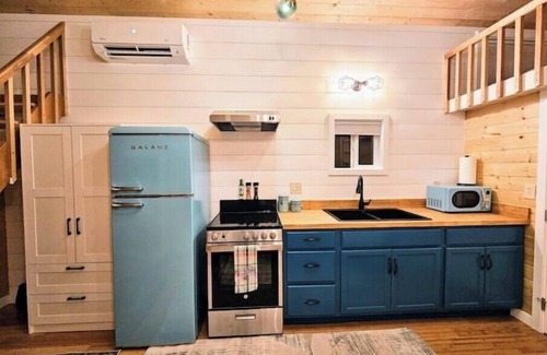 Bryn Mawr-Skyway House | Tiny Living View Escape AC - Brand New