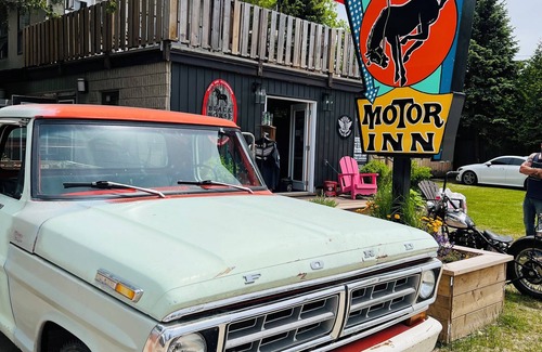 Sauble Beach Cottage | Tiny Luxury Cottage 2