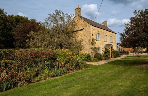 Todenham Cottage | Todenham Farmhouse - Pet friendly on a working farm