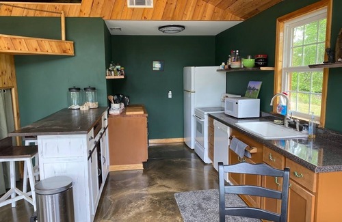 White Plains House | Top Alrbnb destination now on VRBO! Lake House on private lake -fishing/horses