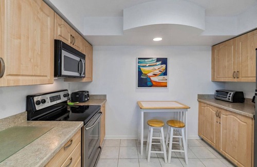St. Petersburg Apartment | Top Floor Corner Unit| Bahia Vista 8-509|2/2