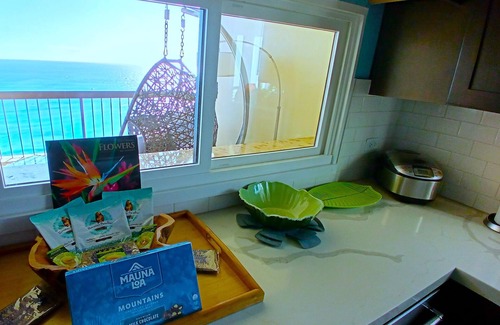 Honolulu Apartment | Top Floor Penthouse @ Waikiki Beach Tower - Direct Oceanfront Condo in Waikiki