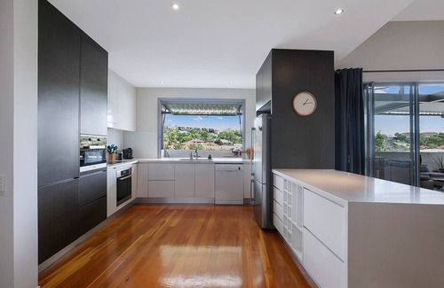 Taringa Apartment | Top of Taringa Penthouse with Sweeping Views