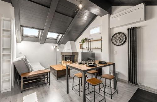 Zona Solari Apartment | Tortona metro 200m - Charming attic - WiFi