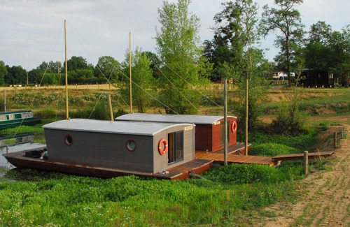Digoin Boat Rental | Toue cabanée Accostée - Village Toue des Demoiselles