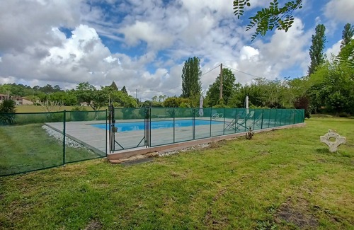 Prechac House | TOUT CONFORT, JARIDN 1.5hectar cloturé, PISCINE et TENNIS PRIVÉ, Parking, CALME
