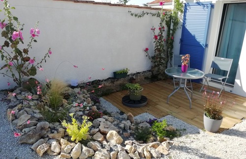 Goise-Champommier-Champclairot House | Town house with garden and heated pool