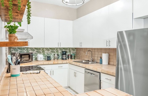 Downtown Honolulu Condo | Townhome condo in Downtown/Free Pkg/W/D