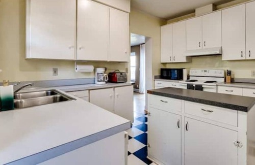 Amazon House | Track and Field Home - Walk to Hayward Field & UO