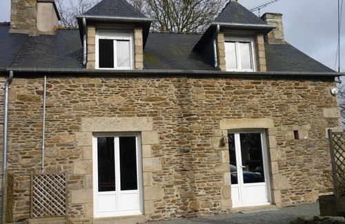 Henanbihen House | Traditional house between sea, lake and countryside