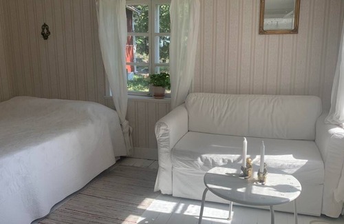 Ekero Cabin | Traditionell Svensk Stuga på Sjötomt - med Roddbåt