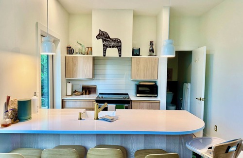 North Hero Cottage | Tradstuga: modern lakefront tree cottage w/sauna