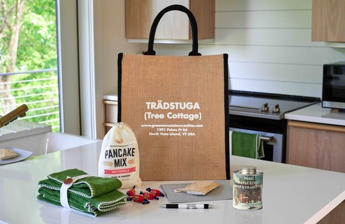 North Hero Cottage | Tradstuga: modern lakefront tree cottage w/sauna