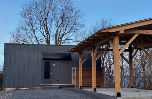 North Hero Cottage | Tradstuga: modern lakefront tree cottage w/sauna