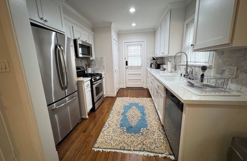 Greenway Plaza-Upper Kirby House | Tranquil 2-bedroom house in vibrant Houston with WiFi, AC