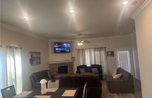 Midland House | Tranquil 3-bedroom house with AC in charming Midland