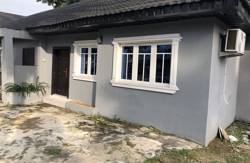 Opebi Apartment | Tranquil Abode - Cozy Space for Travelers and locals