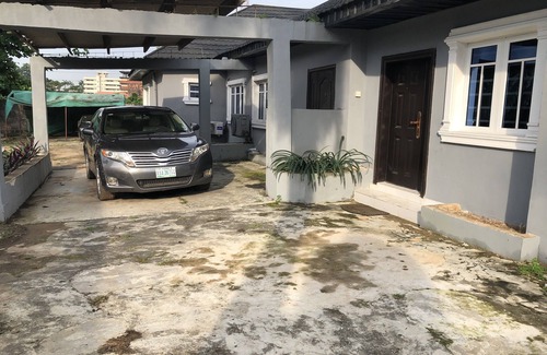 Opebi Apartment | Tranquil Abode - Cozy Space for Travelers and locals