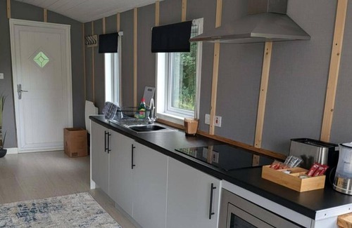 Kingswood Cabin | Tranquil Cabin Retreat- Sleeps 2, Parking