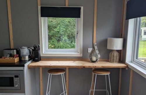 Kingswood Cabin | Tranquil Cabin Retreat- Sleeps 2, Parking