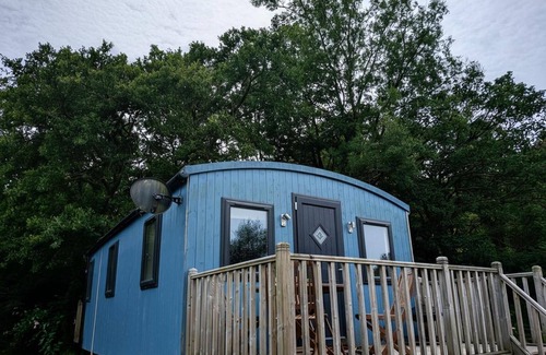Kingswood Cabin | Tranquil Cabin Retreat- Sleeps 2, Parking