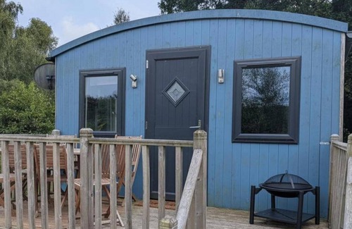Kingswood Cabin | Tranquil Cabin Retreat- Sleeps 2, Parking