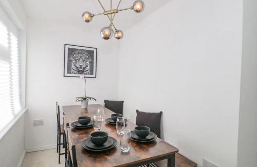 Bushton House | Tranquil Clyffe Cottage