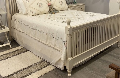 Regional District of Nanaimo Cottage | Tranquil Gardens Cottage only 5 minutes from the beaches and shopping