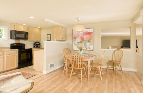 Inglewood Cottage | Tranquil Lake House near Seattle, Issaquah, Redmond