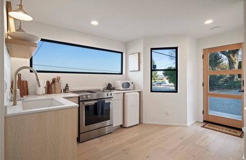 Bryn Mawr-Skyway Condo | Tranquil Lake View Guest Retreat