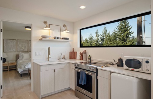 Bryn Mawr-Skyway Condo | Tranquil Lake View Guest Retreat