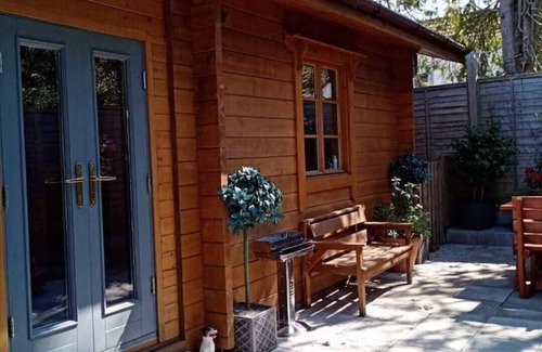 Cannards Grave Cabin | Tranquil log Cabin With Private Garden