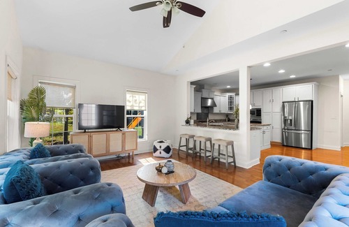 Libertyville House | Tranquil Retreat on Cater Lane – Your Ideal Getaway Awaits Here #41814