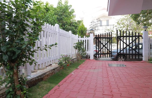 Hosur House | Tranquil Staycation- Homestay Private Rooms
