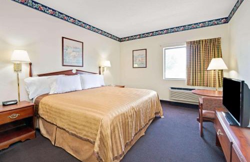 Airport Township Hotel | Travelodge by Wyndham St. Louis