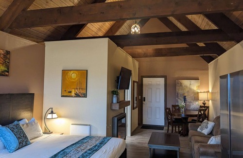 Ocean Shores Hotel | Treasure Chest - Deluxe King Suite with Fireplace, Pet Friendly